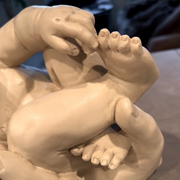 SOLD Newborn In Loving Hands Sculpture Baby Sleeping Figurine Indoor Outdoor Art - Picture 14 of 17